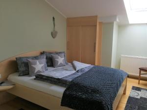 フェルデン・アム・ヴェルターゼーにあるFerienwohnungen Oranhofのベッドルーム1室(グレーと白の枕が備わるベッド1台付)