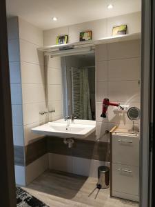 A bathroom at Ferienwohnungen Oranhof Még 37 kép