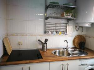 Kuchyň nebo kuchyňský kout v ubytování Apartamento playa de Levante