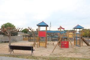 un parque con parque infantil con columpios en Hotel Les Roques, en Báscara