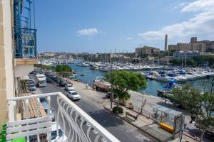 - une vue sur un port de plaisance avec des bateaux dans l'eau dans l'établissement Seafront Room, à Msida
