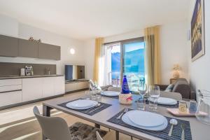 Il comprend une cuisine et un salon avec une table et des chaises. dans l'établissement Apartment Sant Agata-6 - Tremezzina, à Ossuccio