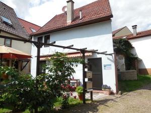 ein weißes Haus mit rotem Dach in der Unterkunft Ferienwohnungen Faber in Kreuzwertheim