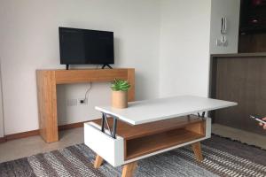 sala de estar con TV y mesa de centro en Residencias de Pilar en Fátima