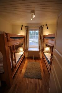 a room with two bunk beds and a window at Gula Byn 411A in Sälen