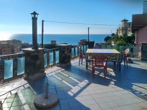 balcone con tavolo e vista sull'oceano di Appartamento al Castelletto a Levanto