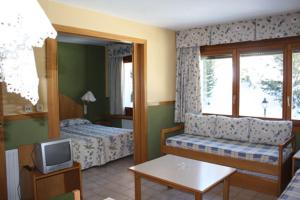 Televízia a/alebo spoločenská miestnosť v ubytovaní Apartamentos Solneu