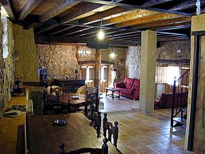 sala de estar con sofá y mesa en Casa Rural La Tablilla y La Terraza, en Navalperal de Tormes