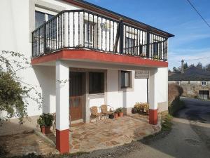 balkon na dachu domu z patio w obiekcie Pension Casa Maruja w mieście Castromayor