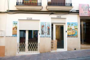 una tienda con pinturas al lado de un edificio en Loft Valentia Tous Calpe, en Calpe