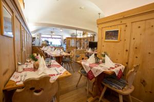 Restoran või mõni muu söögikoht majutusasutuses Hotel Crusch Alba Sta Maria