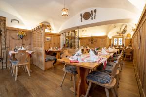 Restoran või mõni muu söögikoht majutusasutuses Hotel Crusch Alba Sta Maria