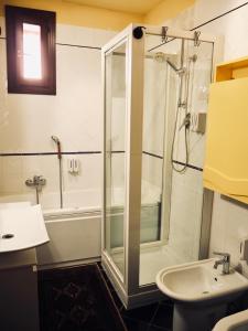 een badkamer met een douche en een wastafel bij Dame 4 in Bologna