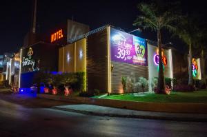 ベロオリゾンテにあるMotel Fantasy 3 (Adult Only)の夜間ネオンの看板が貼られた建物