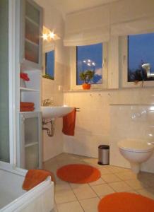 un baño con lavabo e inodoro en FeWo Blickweite, en Hessisch Oldendorf