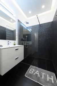 Et badeværelse på Centre Point Ilumino by LovŁódźApartments + 7 billeder