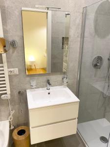 y baño con lavabo y ducha. en Repubblica One Room Apartment en Milán