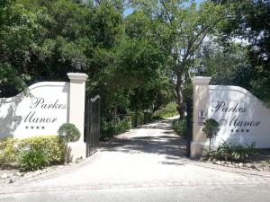 a gate at the entrance to a plantation mansion at Parkes Manor in Knysna