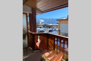 a balcony with a view of a mountain at Alpe d'Huez centre de la station résidence Athos in L'Alpe-d'Huez