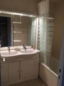 W łazience znajduje się umywalka, lustro i prysznic. w obiekcie Grand 2 pièces traversant au Val Claret, 4 à 6 pers w mieście Tignes