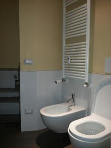 Łazienka z białą toaletą i umywalką w obiekcie Goldoni77 w Mediolanie