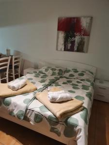 ein Schlafzimmer mit einem Bett mit Handtüchern darauf in der Unterkunft Apartma TM Bovec in Bovec