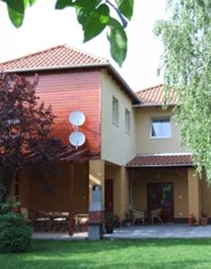Casa con patio y patio con césped en Ilona Apartmanház en Komárom