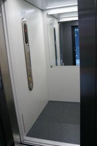 een deur in een vliegtuig met een telefoon erop bij Tasokas 3h+k+s Nivalan ydinkeskustassa in Nivala