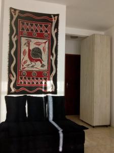 Una alfombra colgada sobre un sofá en una sala de estar. en CASANOGh NOVO TEMPO, en Curitiba