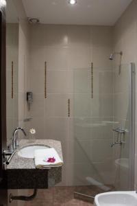 y baño con ducha, lavamanos y ducha. en Hotel del Ingenio, en Libertador General San Martín