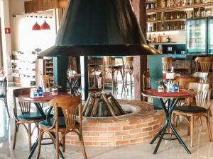 a restaurant with a fire pit in the middle at Hope Valley Adventure Resort in Guarapuava