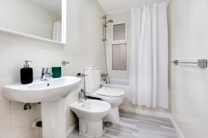 A bathroom at HABANERAS