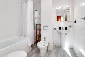 A bathroom at HABANERAS