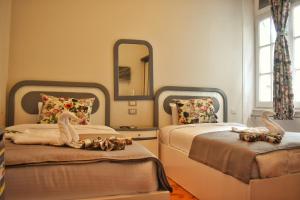 sypialnia z 2 łóżkami z łabędzami i lustrem w obiekcie columbia sky city hotel w Kairze