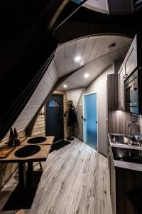 eine Küche mit einem Tisch und einer blauen Tür in der Unterkunft Syöte Igloos in Syöte