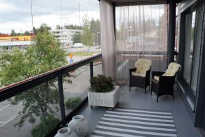 a balcony with chairs and a view of a street at Tasokas 3h+k+s Nivalan ydinkeskustassa in Nivala