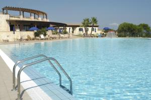 Het zwembad bij of vlak bij Il Borgo di Porto Corallo