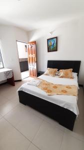1 dormitorio con 1 cama grande en una habitación en Hotel Zenit de Colombia, en Puerto López