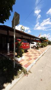 Hotel Zenit de Colombia في بويرتو لوبيز: مطعم فيه سيارات تقف في موقف
