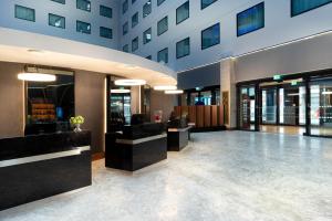 Lobi atau kawasan kaunter penerimaan di Crowne Plaza London Heathrow T4, an IHG Hotel