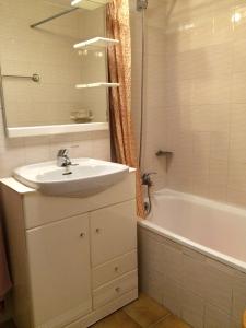 ein weißes Badezimmer mit einem Waschbecken und einer Badewanne in der Unterkunft Studio 88 - free Parking in Lloret de Mar