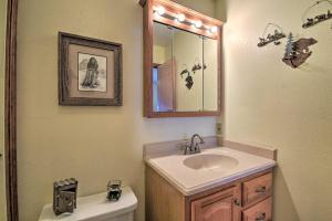 een badkamer met een wastafel, een spiegel en een toilet bij Cozy Angel Fire Condo Less Than Half Mi to Resort! in Angel Fire
