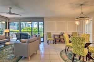 un soggiorno con tavolo e sedie gialle di Bonita Springs Condo 4 Mi to Beach Private Patio! a Bonita Springs