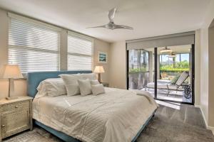 Postel nebo postele na pokoji v ubytování Bonita Springs Condo 4 Mi to Beach Private Patio! + 19 fotografií