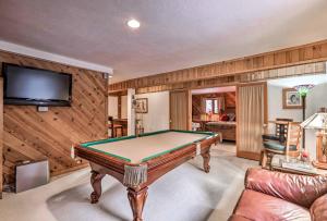un salon avec une table de billard et une télévision dans l'établissement Lake Tahoe Family Home with Hot Tub and Game Room!, à Incline Village