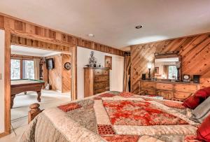 Posteľ alebo postele v izbe v ubytovaní Luxe Lake Tahoe Vacation Rental with Hot Tub and Sauna