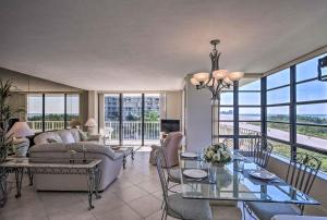 una sala de estar con un sofá y una mesa en Sunny Getaway Community Amenities, Walk to Beach!, en Marco Island
