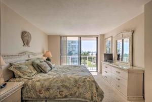 Un dormitorio con una cama y un televisor y un balcón. en Sunny Getaway Community Amenities, Walk to Beach!, en Marco Island 16 fotos más