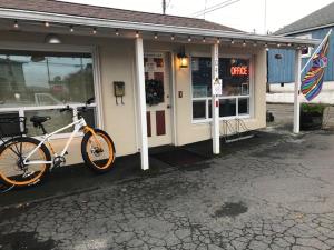 uma bicicleta estacionada em frente a um café em The Star Trek - USS Enterprise Room at the Itty Bitty Inn em North Bend