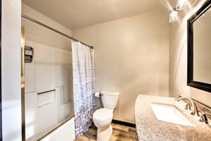 ein Badezimmer mit Toilette, Waschbecken und Spiegel in der Unterkunft Cozy Apartment with Patio 5 mi to Hershey Park! in Hummelstown